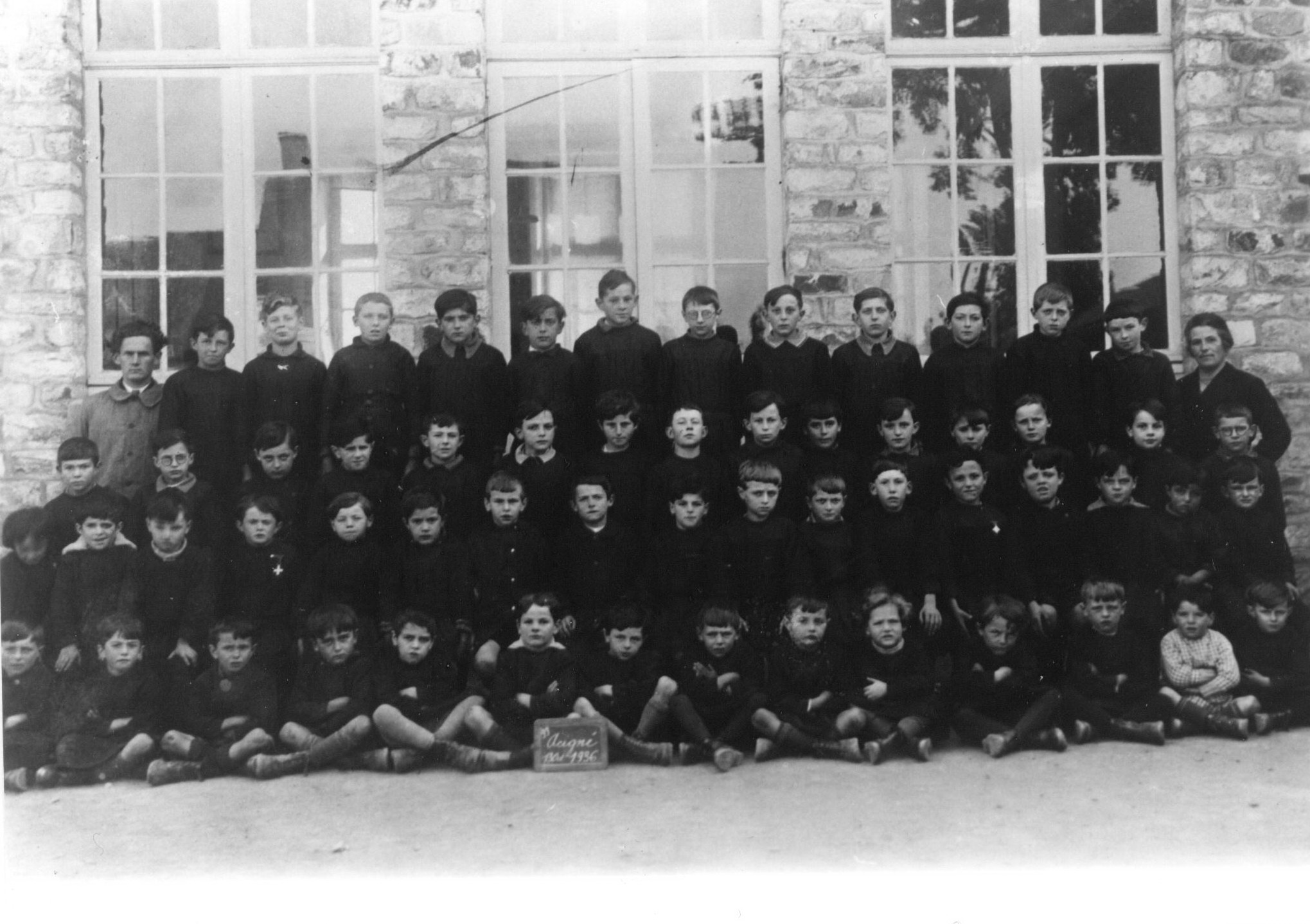 Ecoliers devant l'école privée d'Acigné en 1936