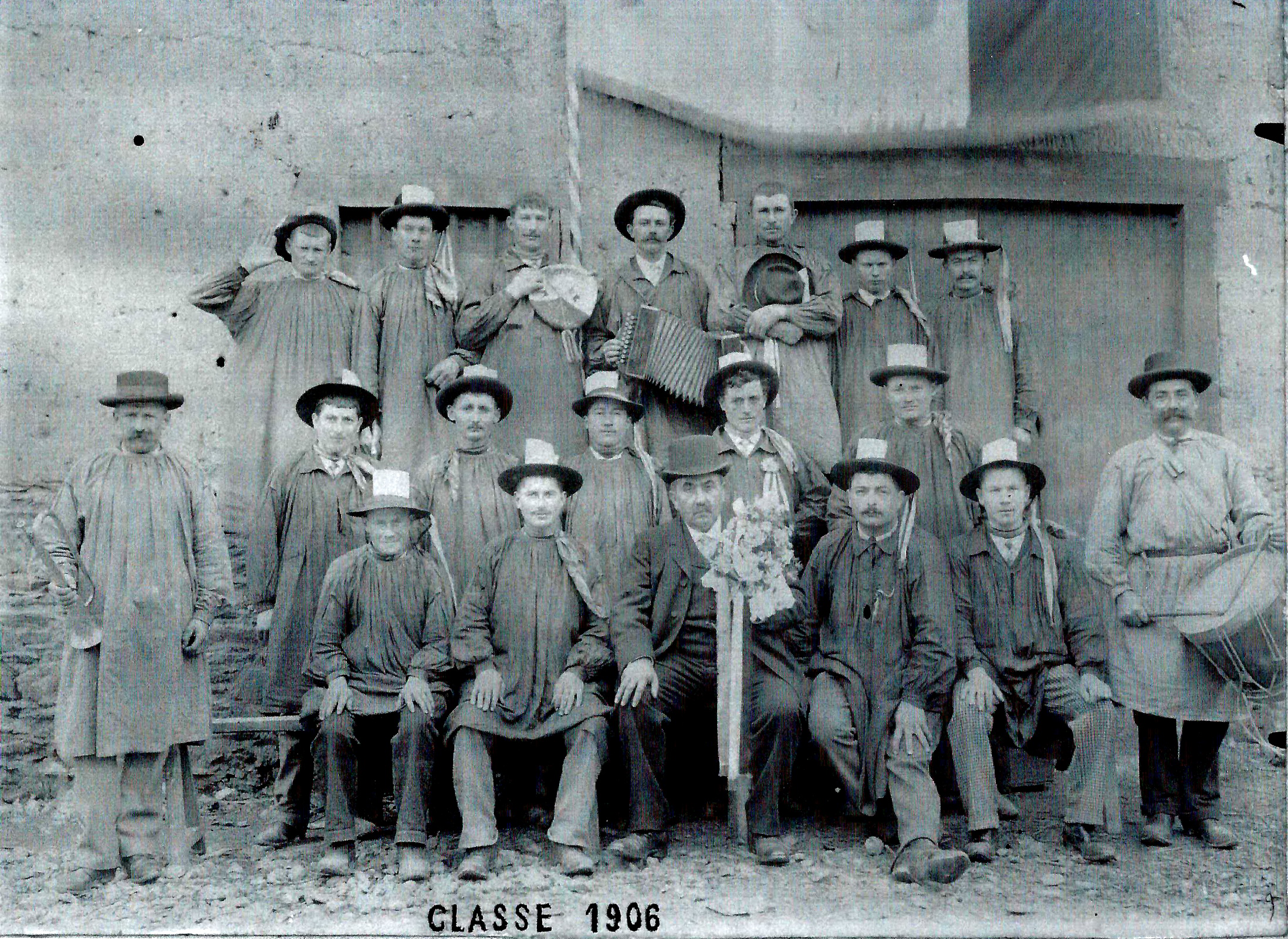Les conscrits d'Acigné en 1906