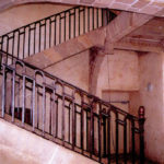 Grand escalier à l'intérieur du château de Kernabat
