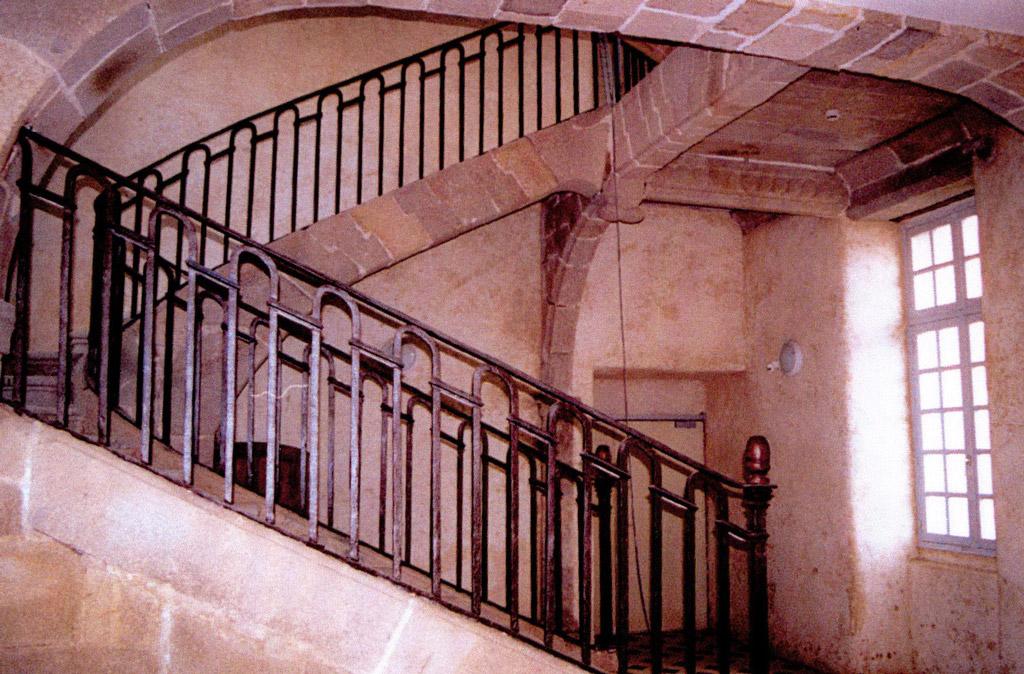 Grand escalier à l'intérieur du château de Kernabat