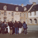 Dans la cour de Kernabat. Randonnée 2006