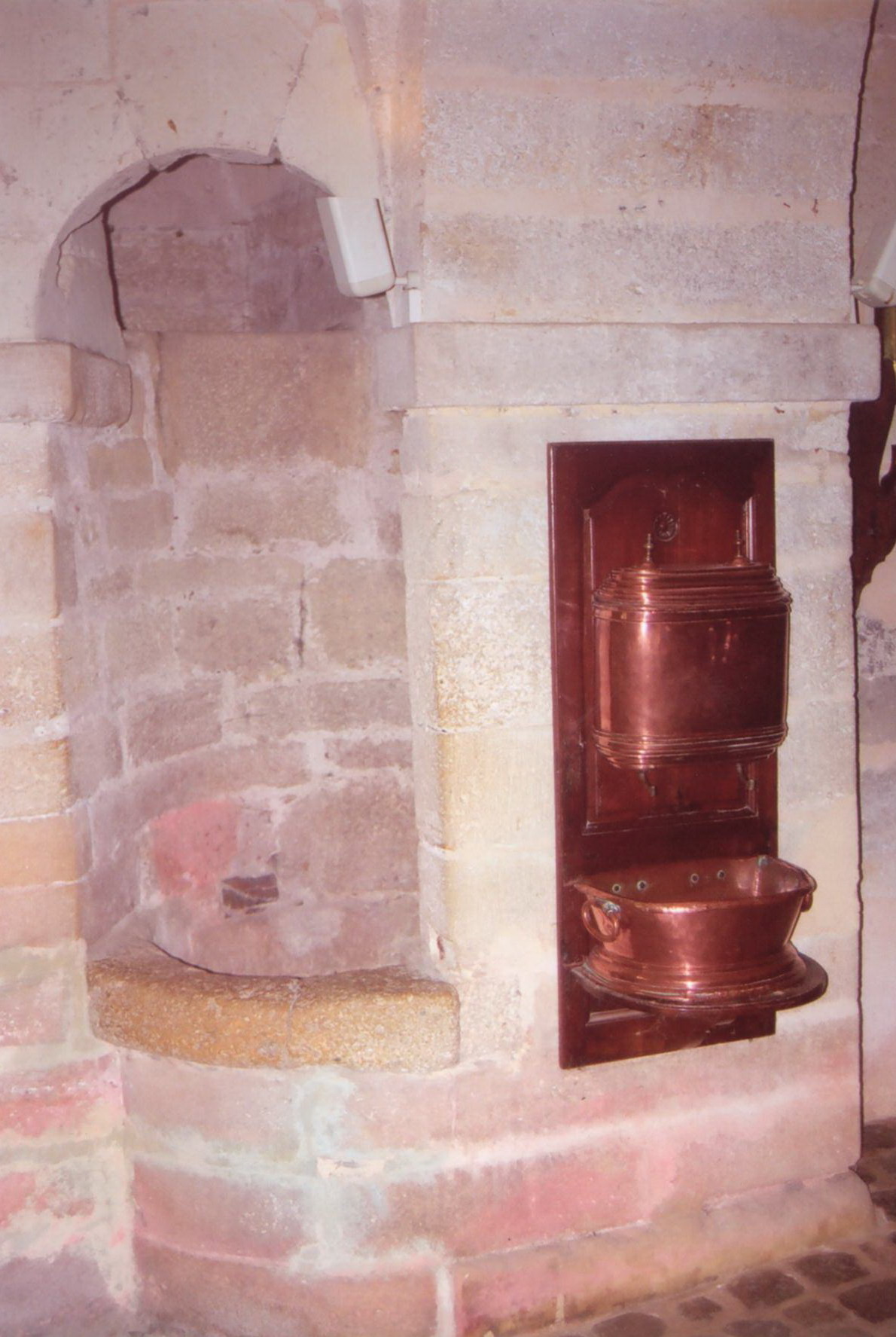 Puits et fontaine à eau dans la cuisine du château de Brissac-Quincé.