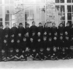 Ecoliers devant l'école privée d'Acigné en 1936