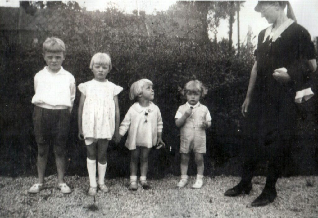 Mme Veuve Livyns avec ses enfants