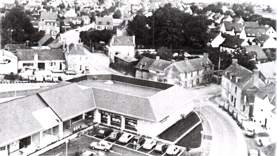 Vue partielle du bourg d'Acigné. A gauche on voit le centre commerciale des Clouères. Il fut installé en 1986.