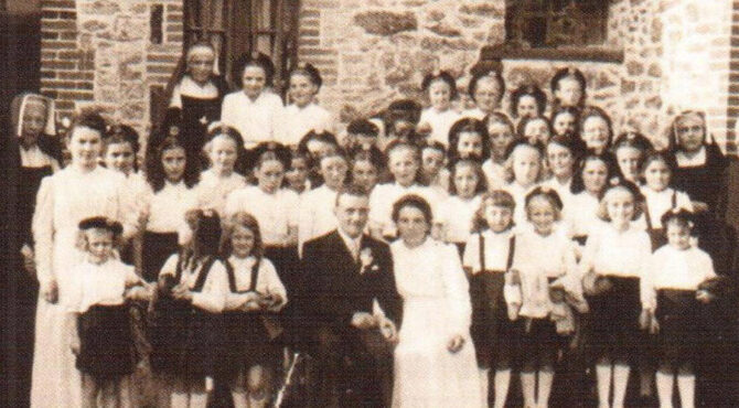 Mariage d'une institutrice à l’école Jeanne d'Arc dans les années 1950.