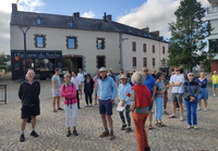 Une trentaine de tennismen et tenniswomen anglais découvrent le bourg d’Acigné et son histoire